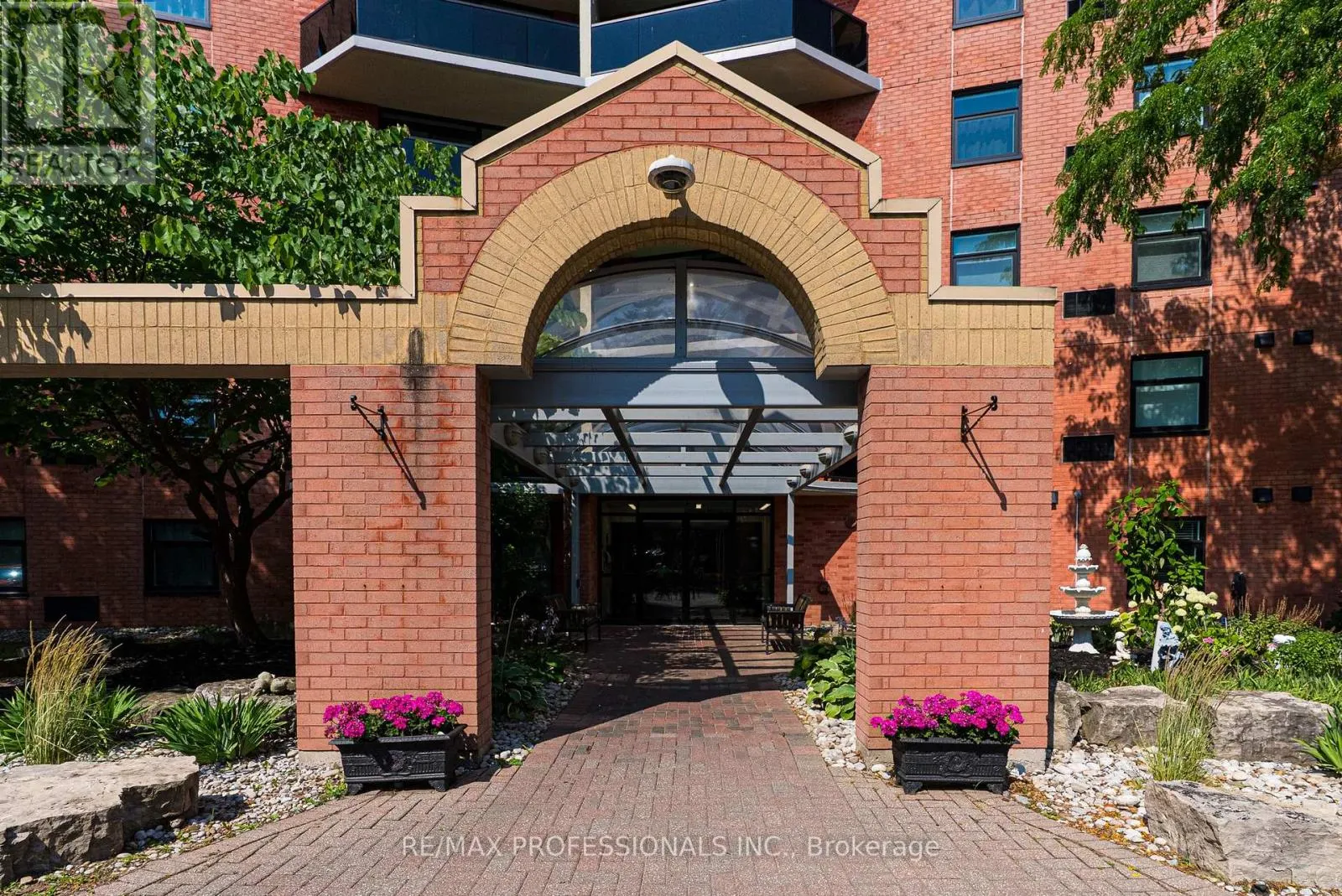 905 - 9 BONHEUR COURT