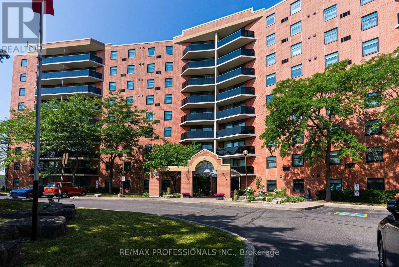 905 - 9 BONHEUR COURT