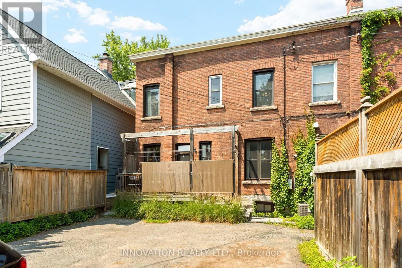 576 MACLAREN STREET
