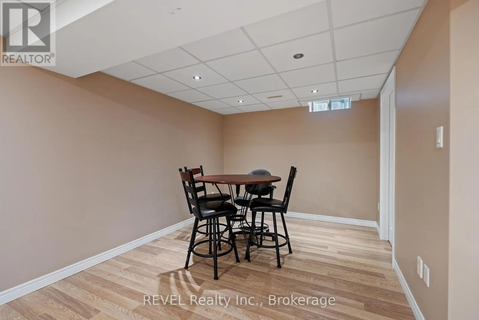 42 VINIFERA DRIVE