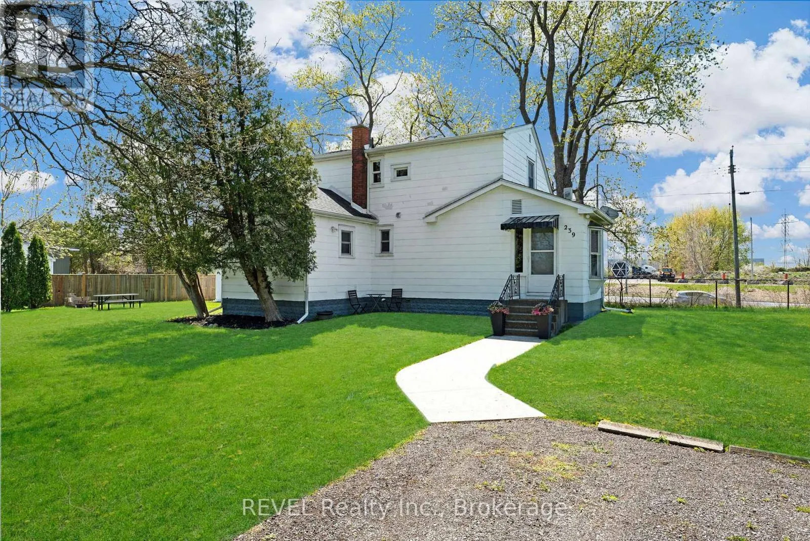 239 BECKEN CRESCENT