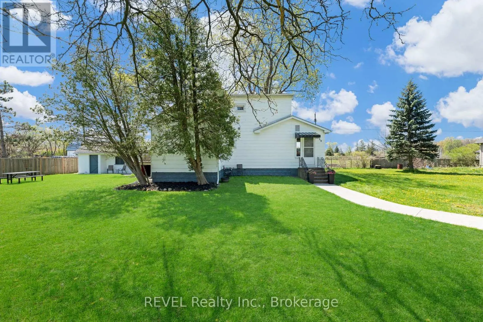 239 BECKEN CRESCENT