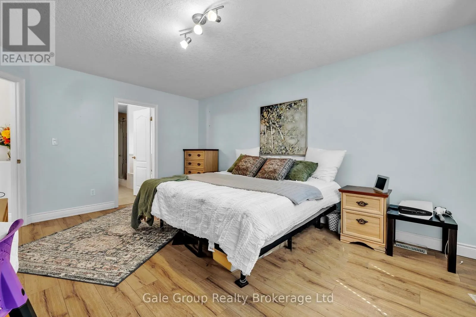 10 WESTVIEW COURT