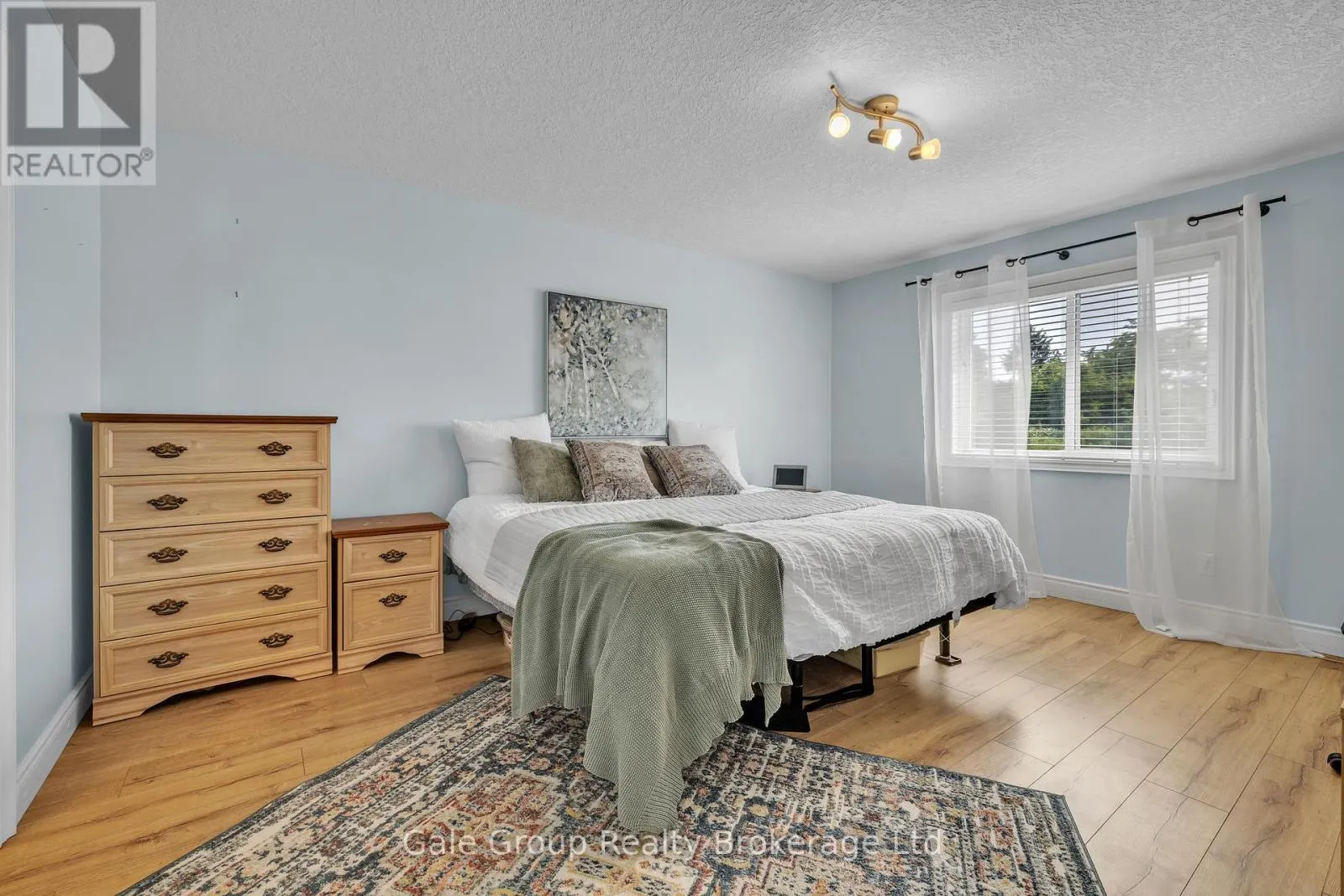10 WESTVIEW COURT