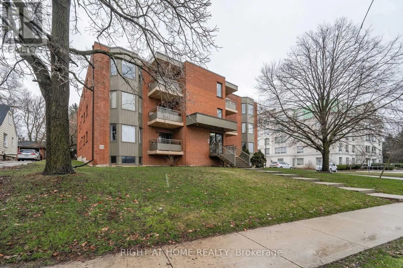 101 - 401 ERB STREET W