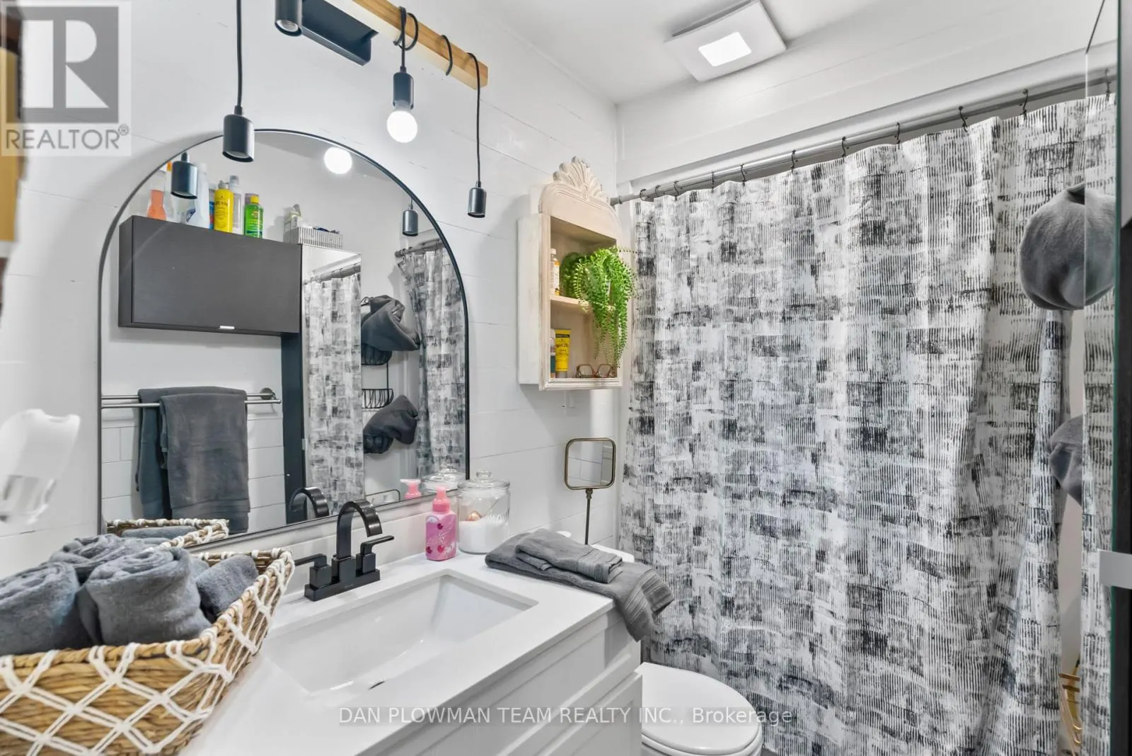 F6 - 400 WESTWOOD DRIVE