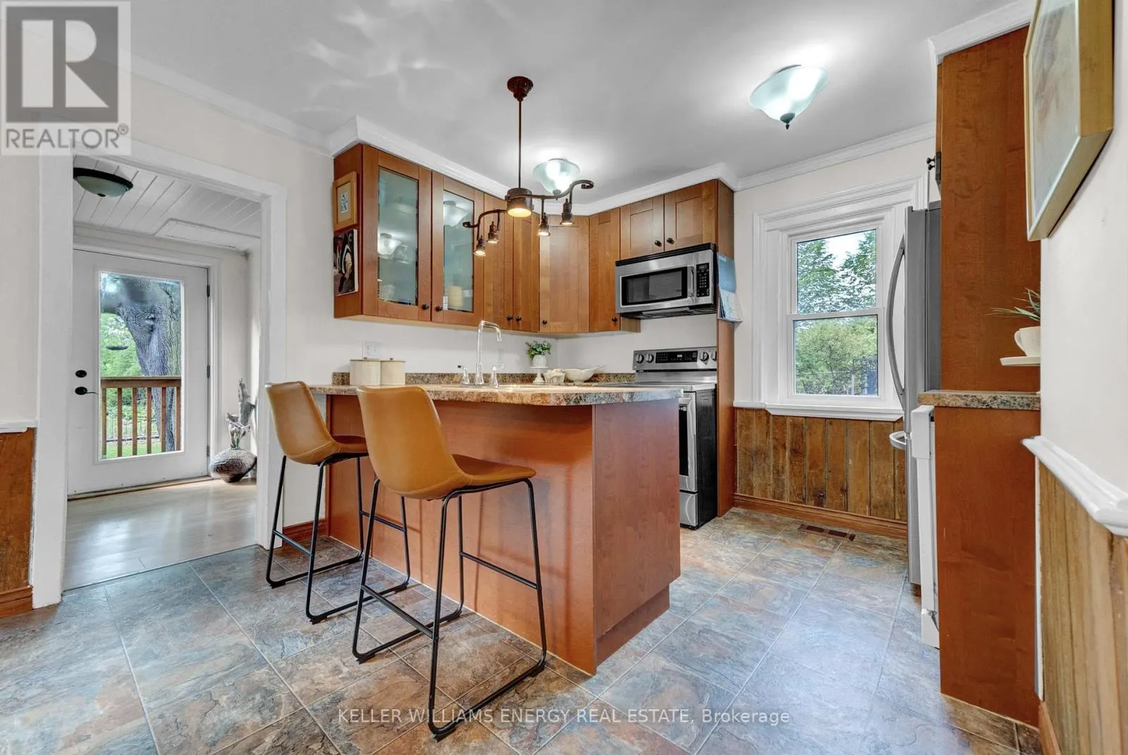 137 UNIVERSITY AVENUE W