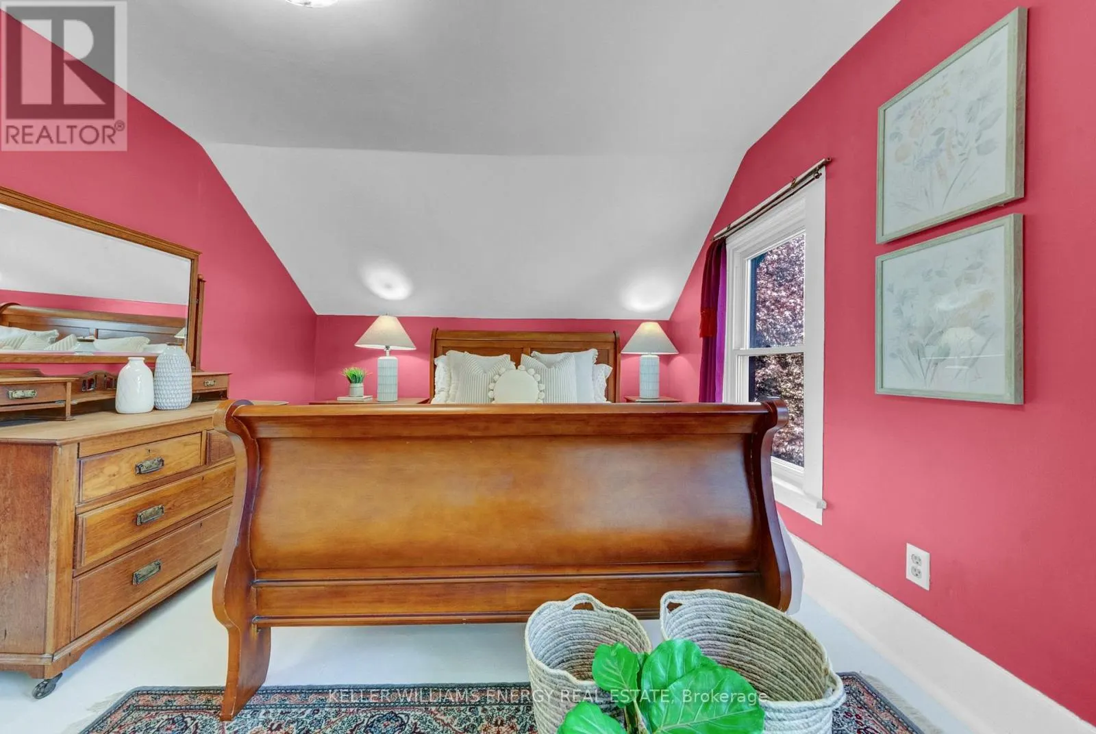 137 UNIVERSITY AVENUE W