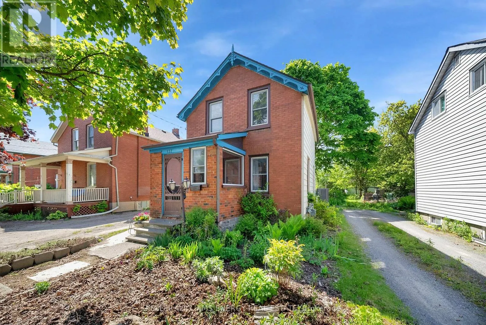 137 UNIVERSITY AVENUE W