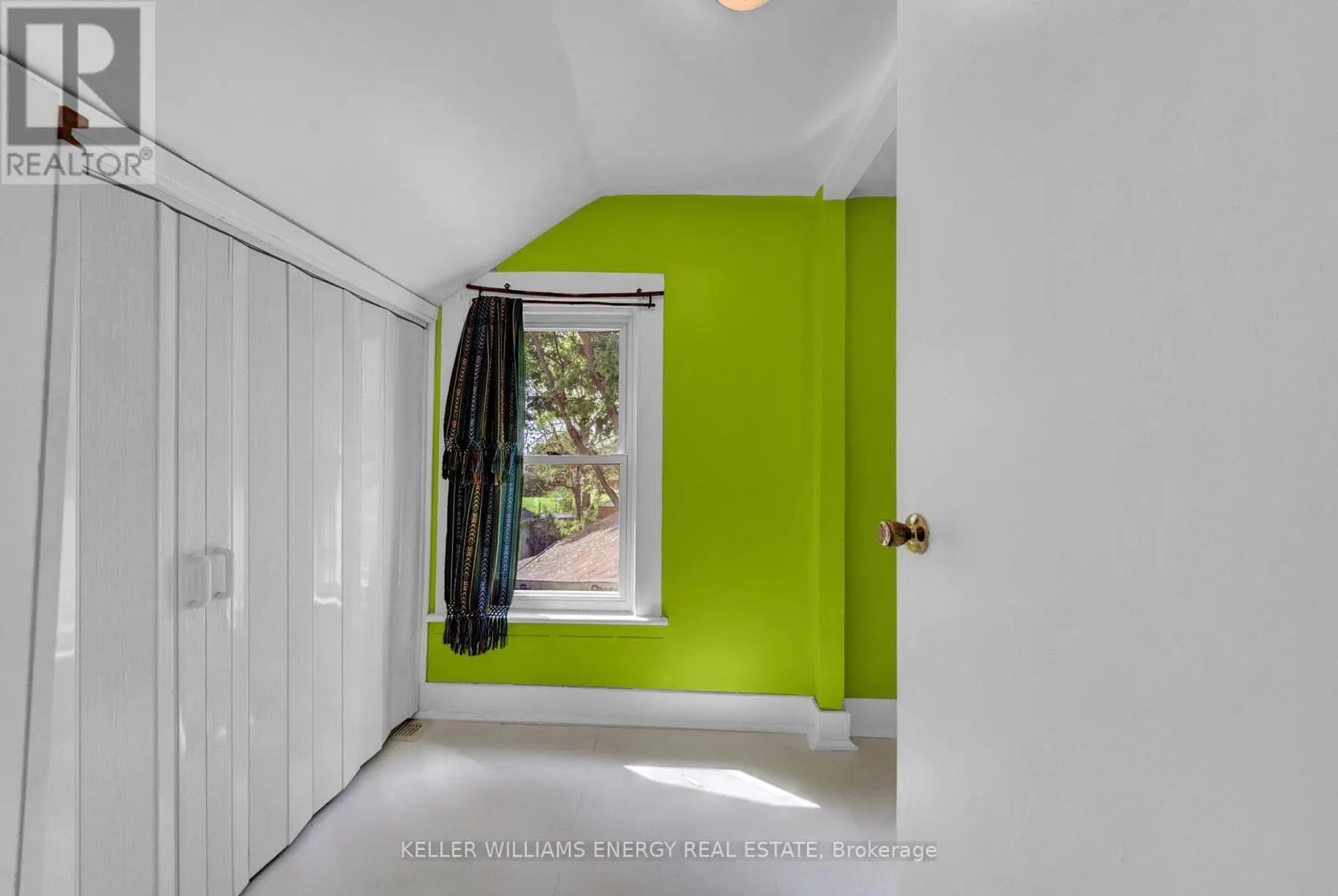 137 UNIVERSITY AVENUE W