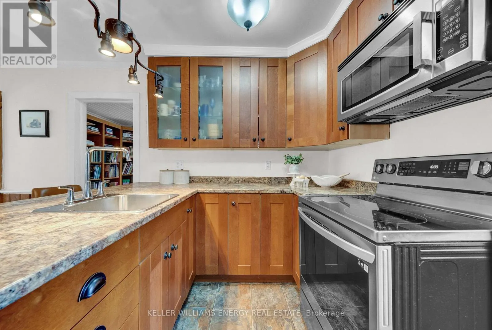 137 UNIVERSITY AVENUE W
