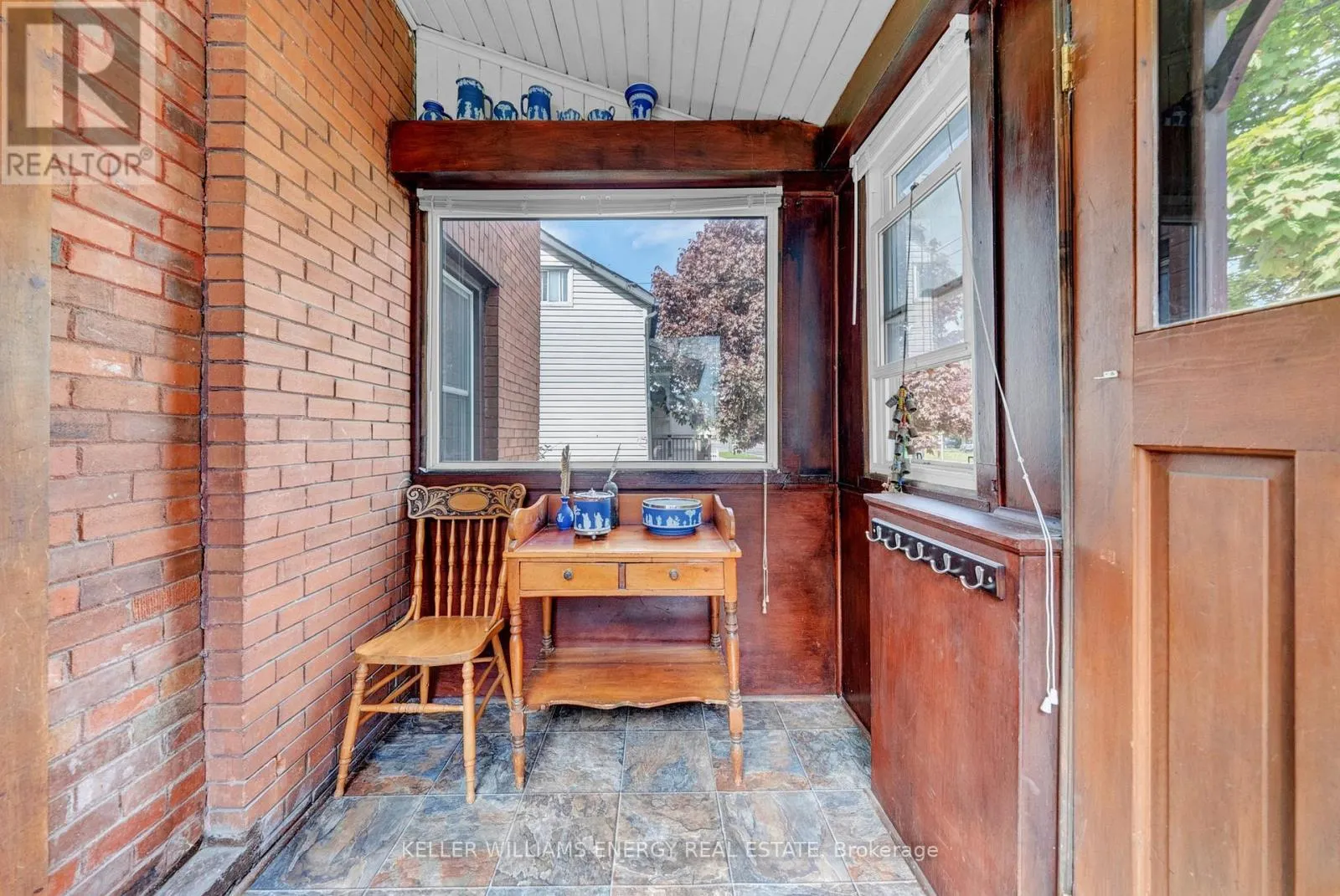 137 UNIVERSITY AVENUE W