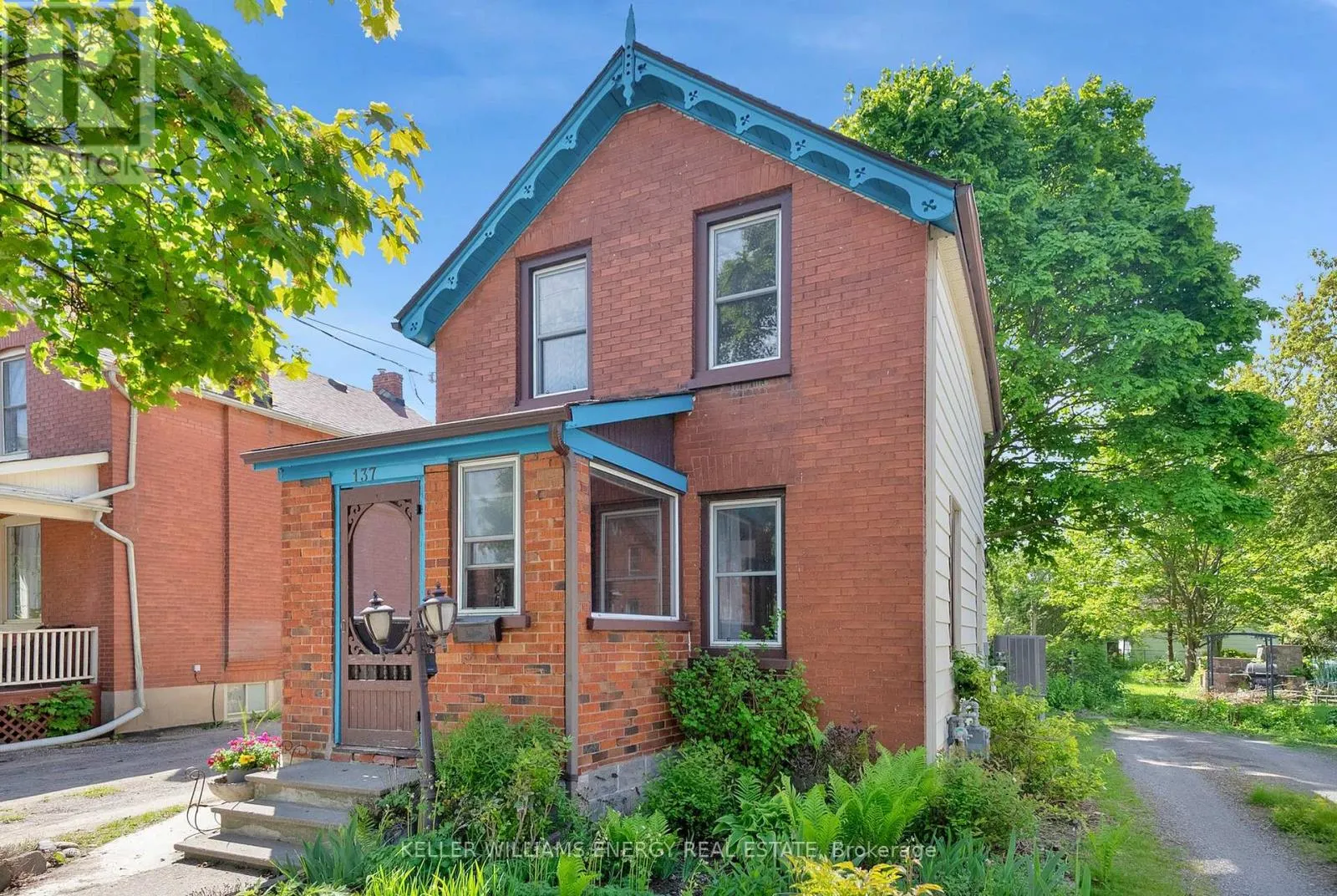 137 UNIVERSITY AVENUE W