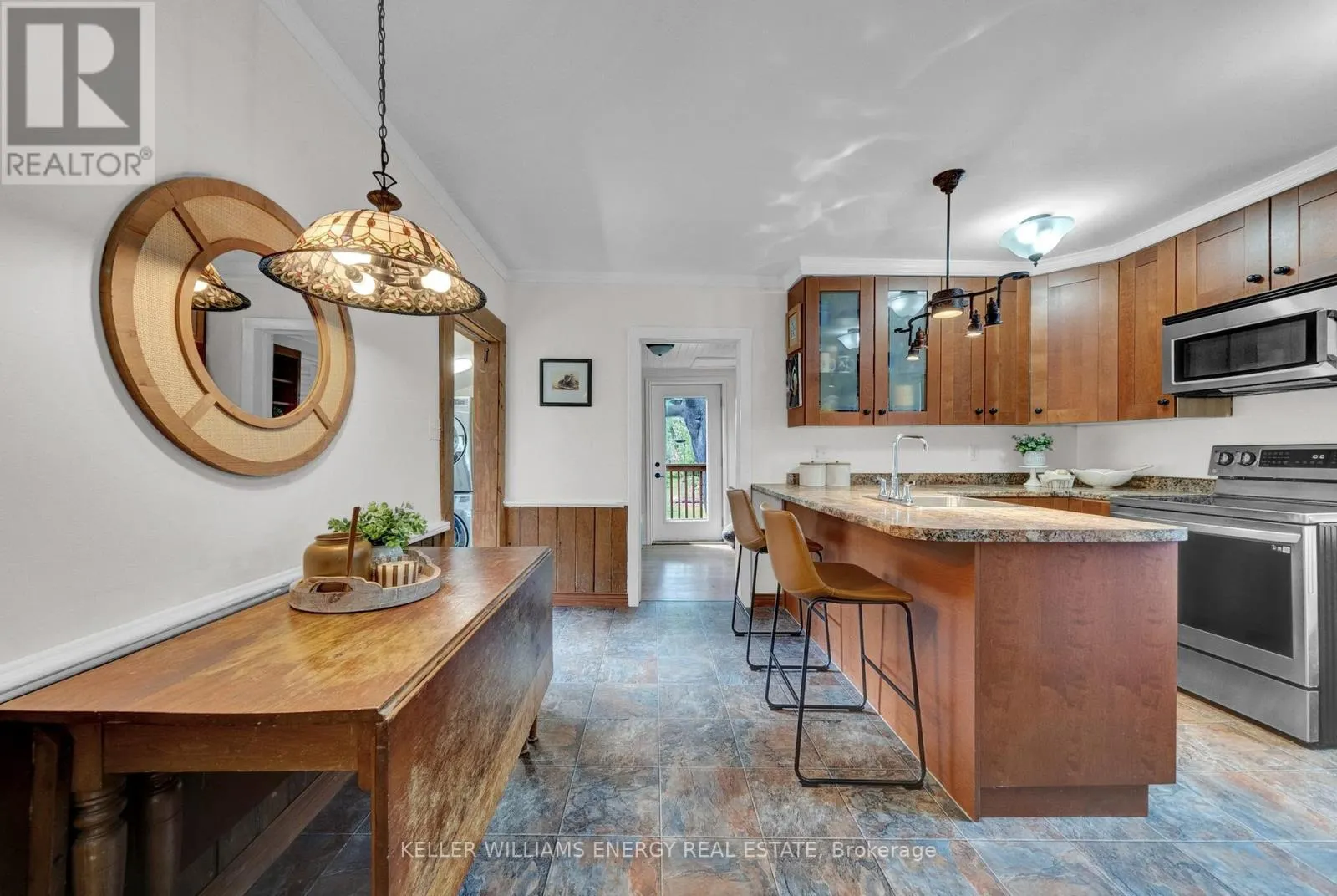 137 UNIVERSITY AVENUE W