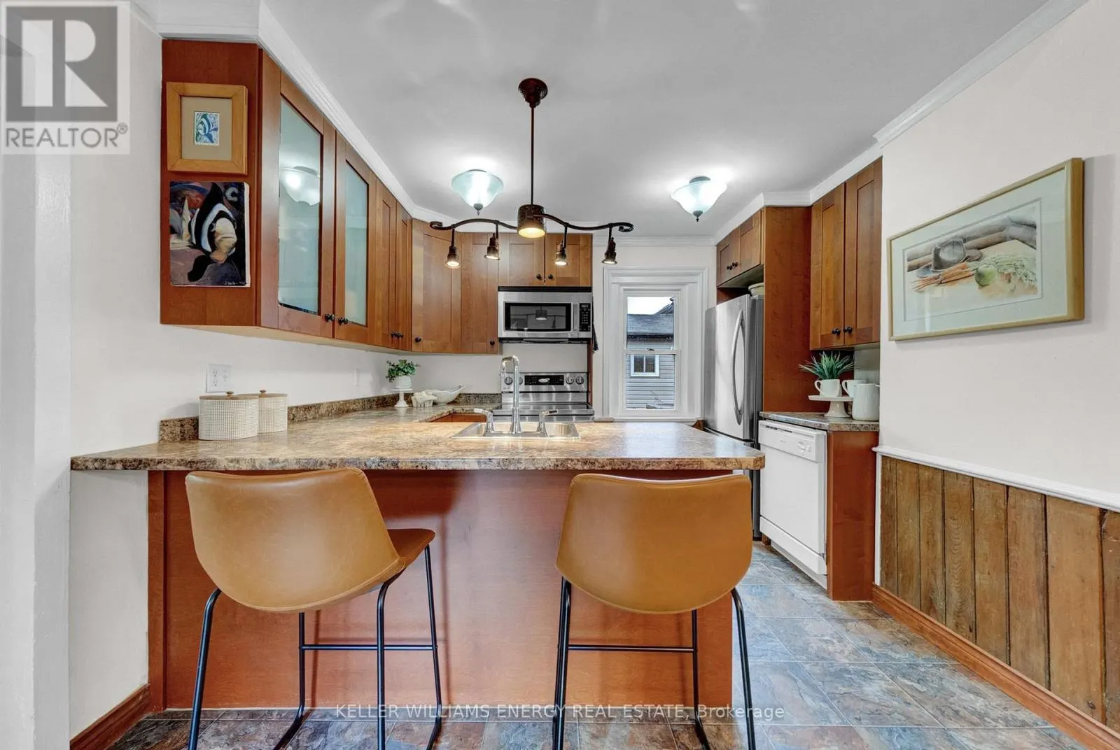 137 UNIVERSITY AVENUE W