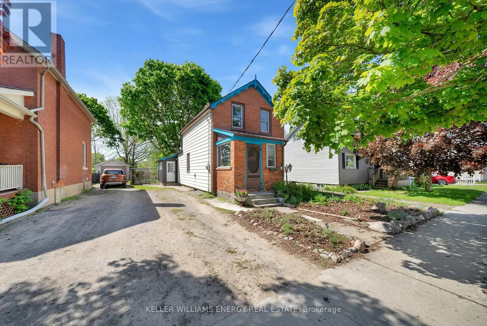 137 UNIVERSITY AVENUE W