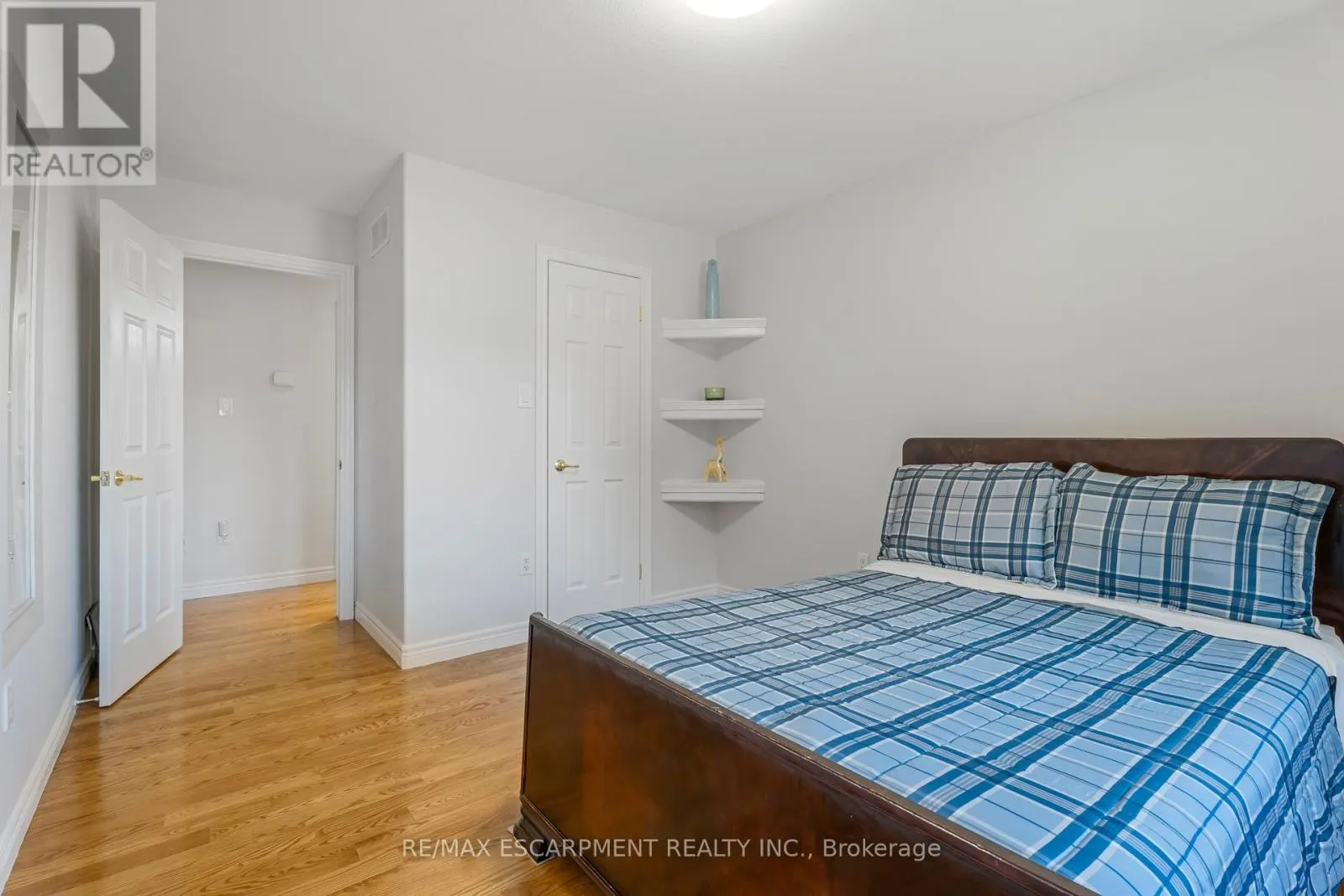 22 SHADELAND CRESCENT