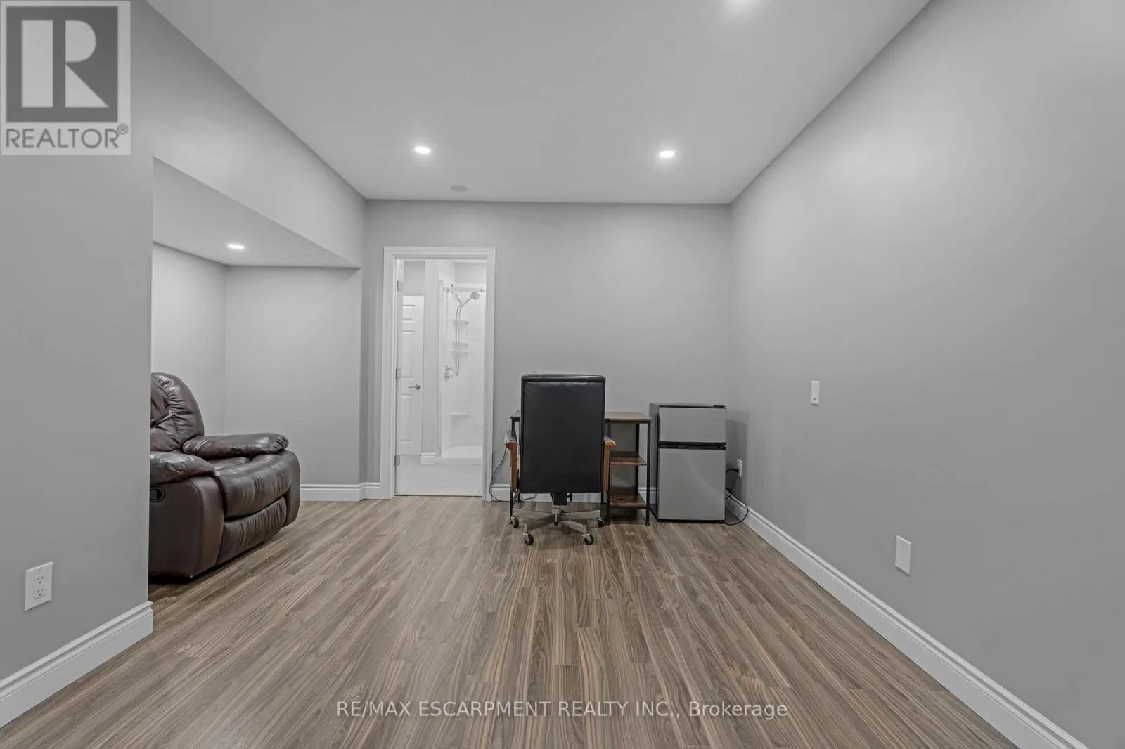 22 SHADELAND CRESCENT