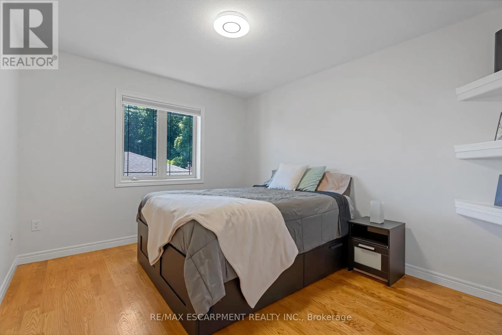 22 SHADELAND CRESCENT