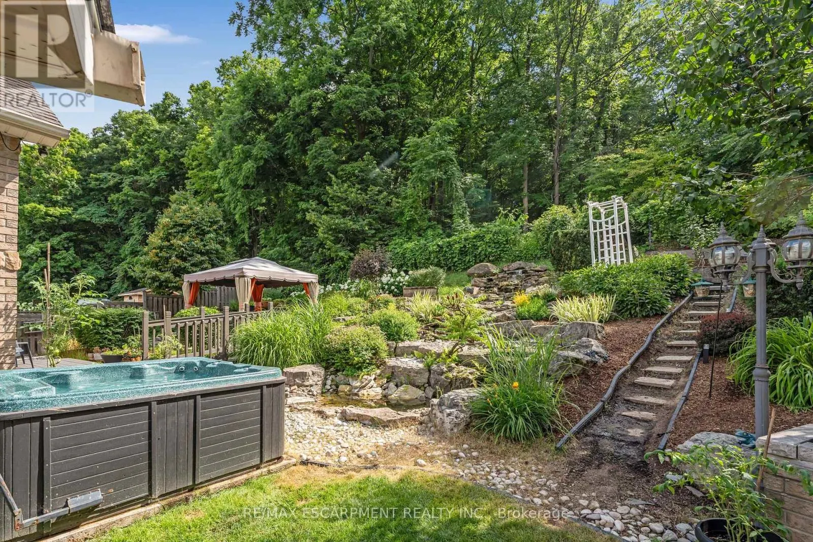 22 SHADELAND CRESCENT