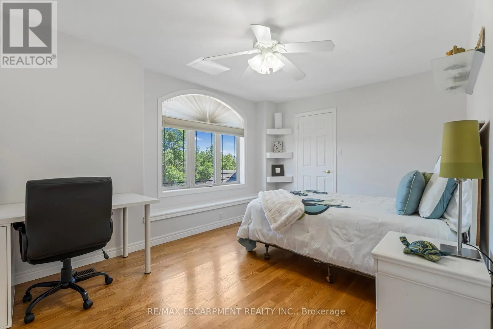 22 SHADELAND CRESCENT