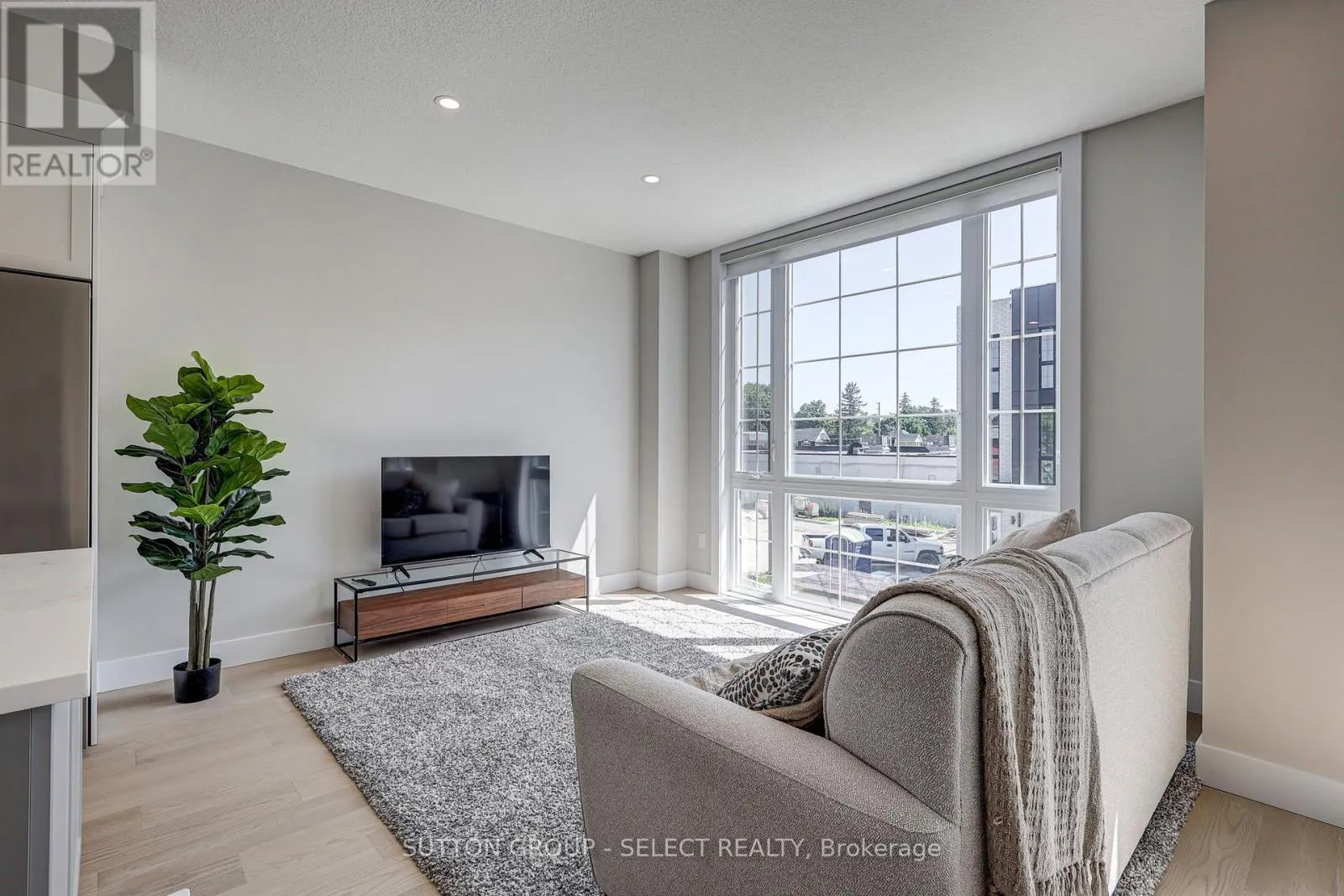 3 - 2500 MAIN STREET, #3
