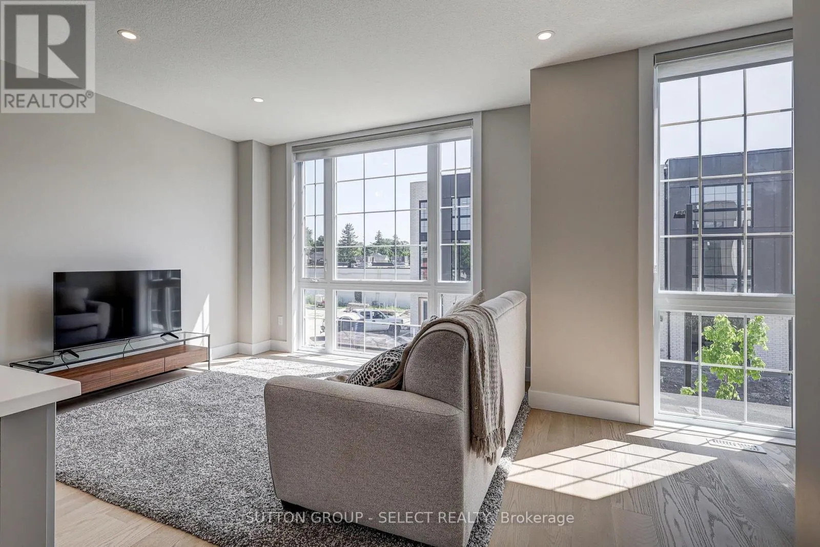 3 - 2500 MAIN STREET, #3