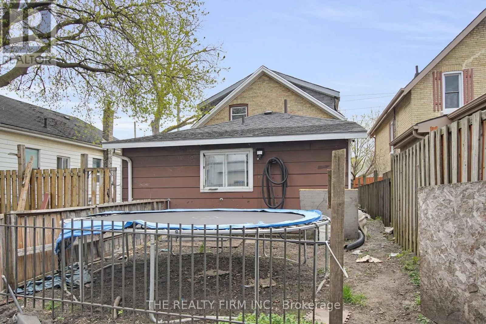 524 SIMCOE STREET