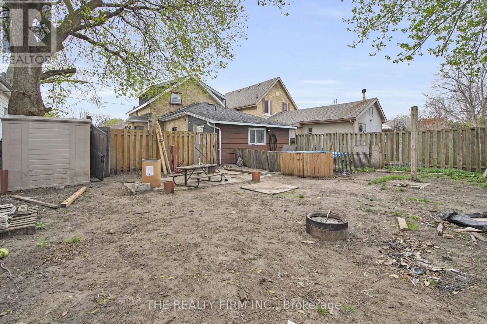 524 SIMCOE STREET
