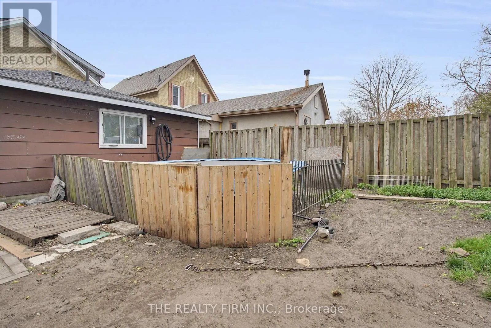 524 SIMCOE STREET