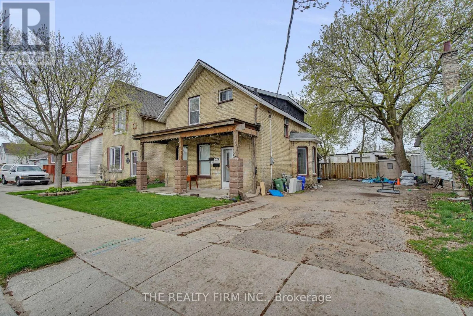 524 SIMCOE STREET