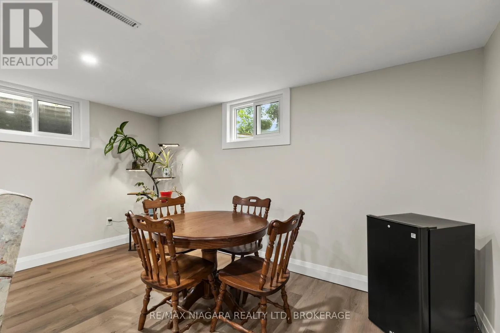 27 DALEVIEW CRESCENT