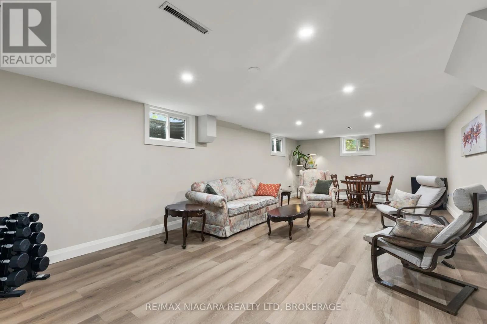27 DALEVIEW CRESCENT