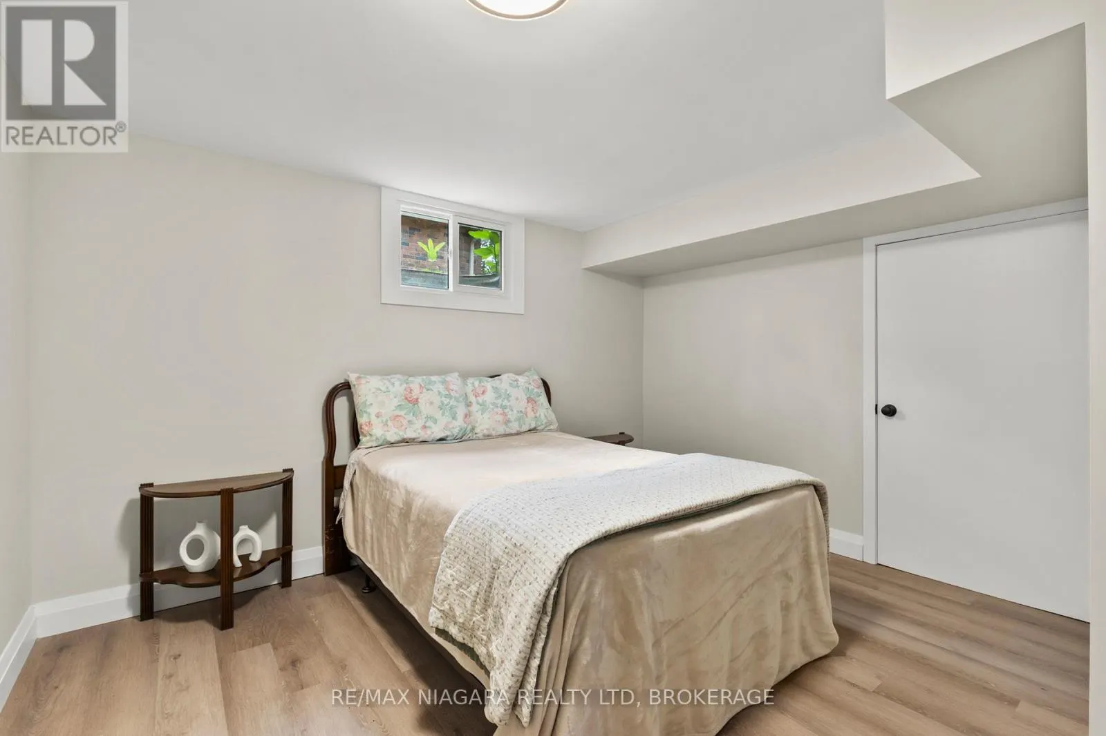 27 DALEVIEW CRESCENT