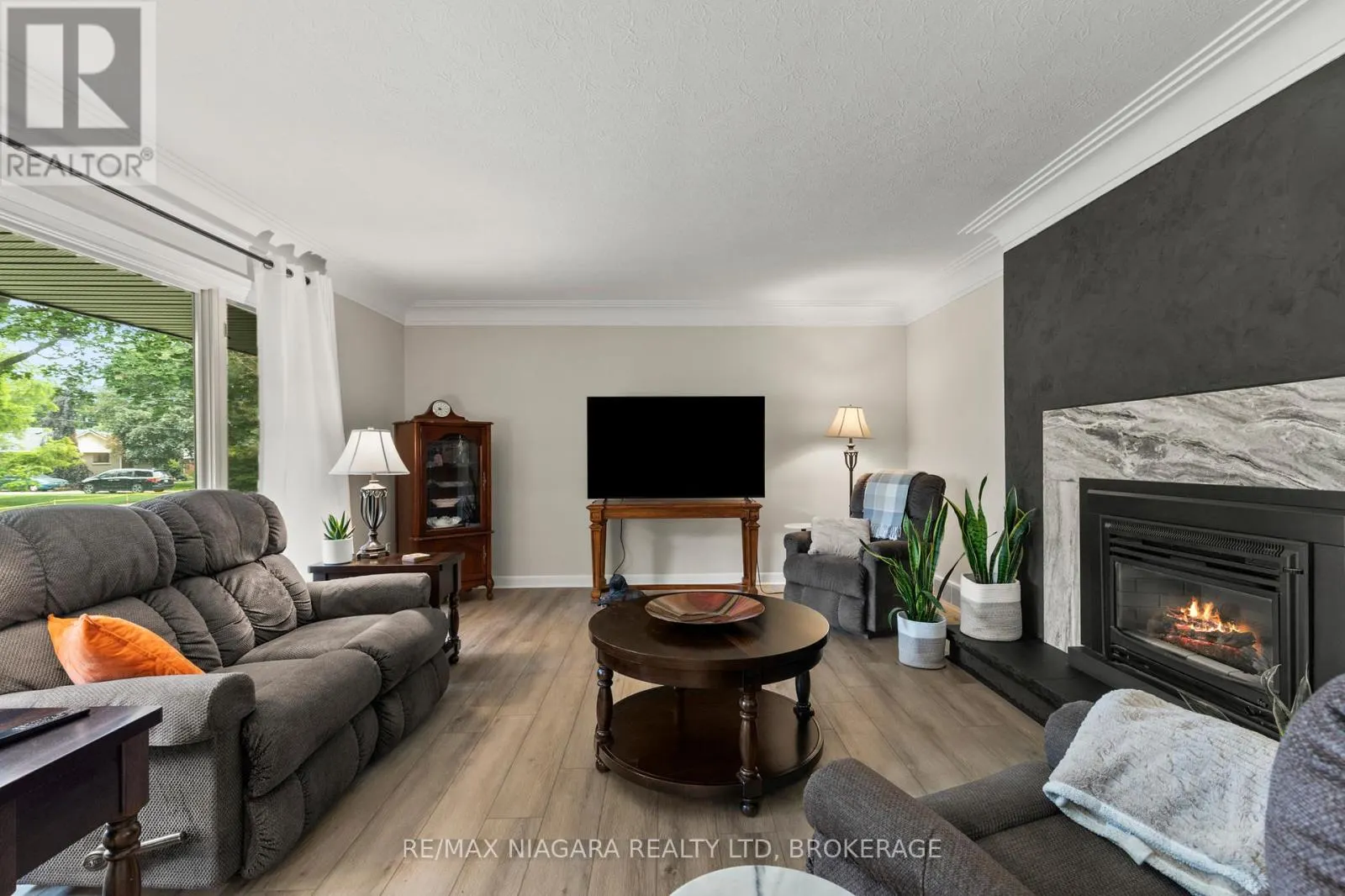 27 DALEVIEW CRESCENT