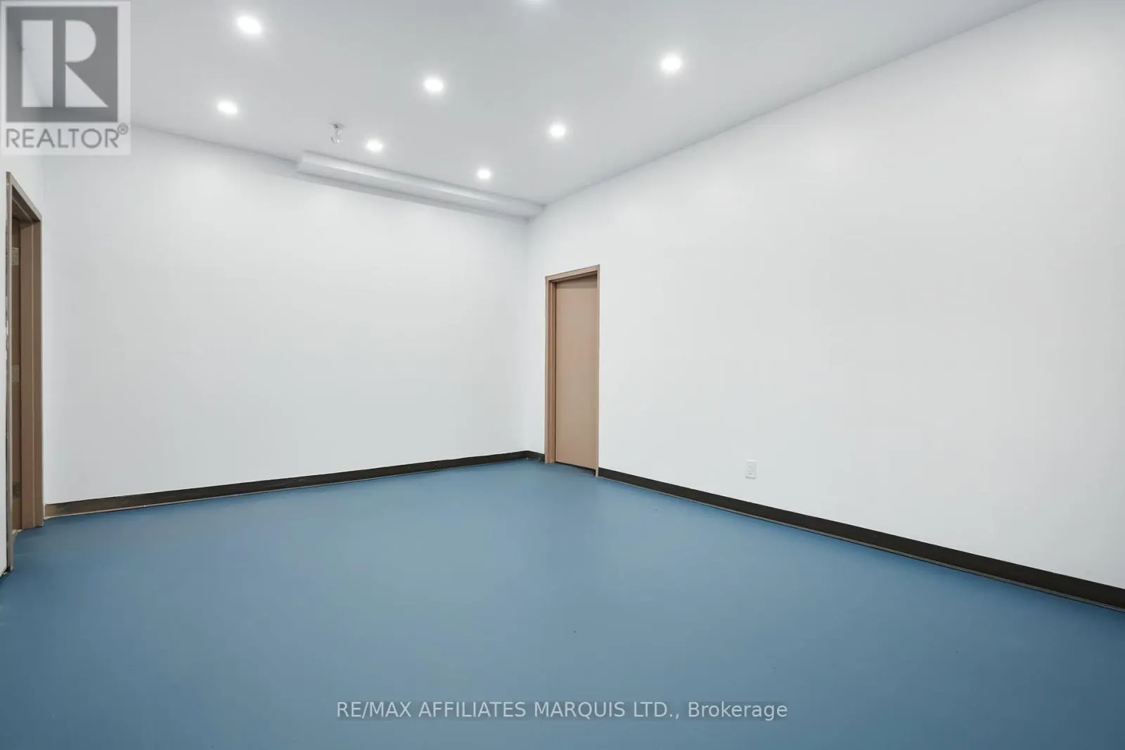UPSTAIRS/OFFICE ROOM 5 - 41 SECOND STREET W