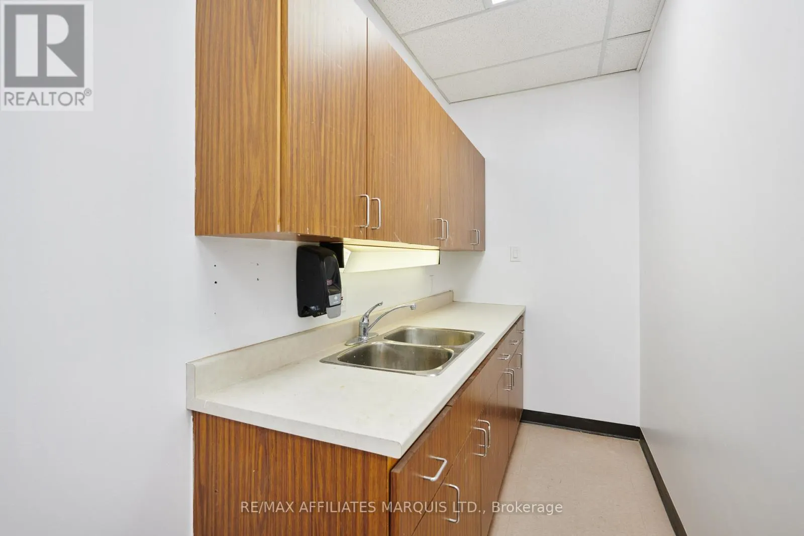 UPSTAIRS/OFFICE ROOM 5 - 41 SECOND STREET W