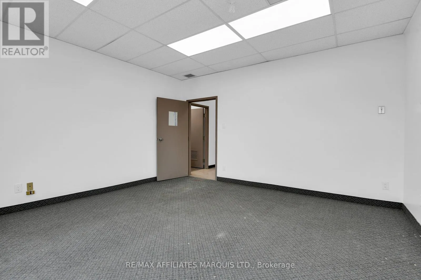 UPSTAIRS/OFFICE ROOM 5 - 41 SECOND STREET W