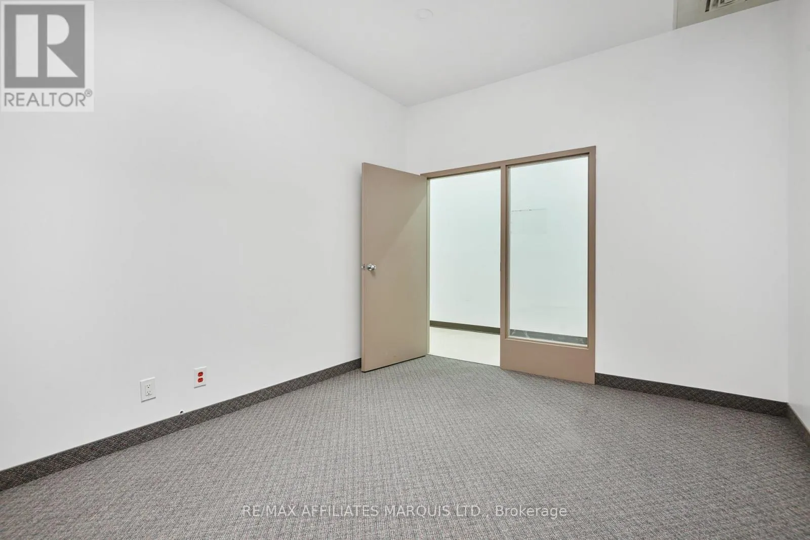 UPSTAIRS/OFFICE ROOM 9 - 41 SECOND STREET W