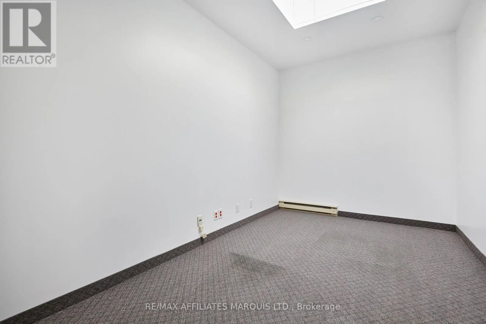 UPSTAIRS/OFFICE ROOM 9 - 41 SECOND STREET W