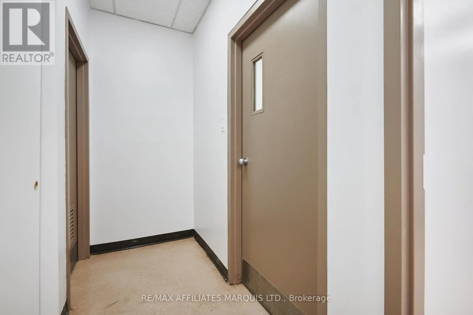 UPSTAIRS/OFFICE ROOM 9 - 41 SECOND STREET W