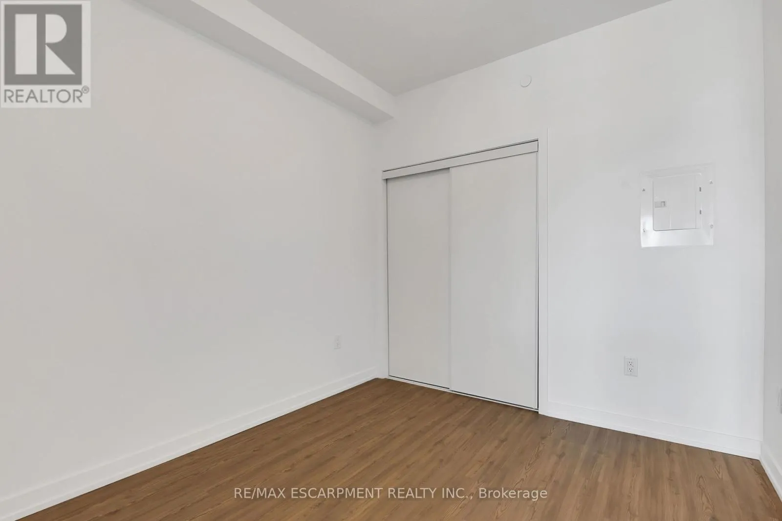319 - 450 DUNDAS STREET