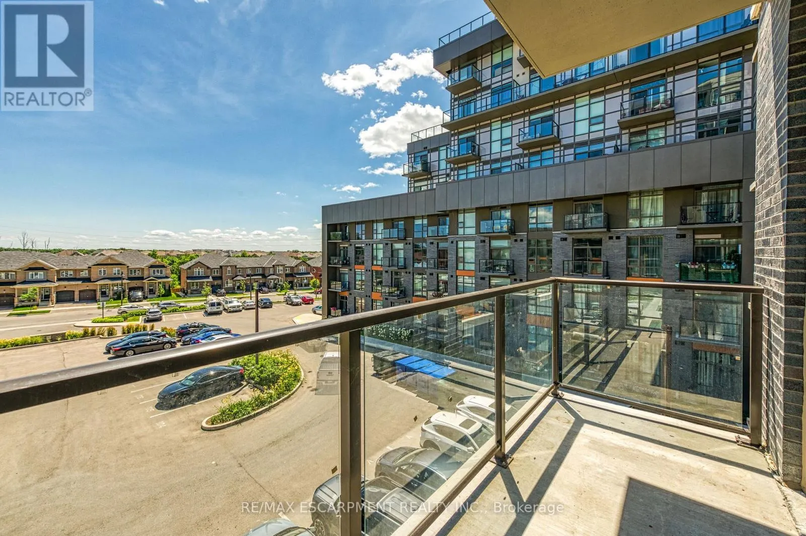 319 - 450 DUNDAS STREET