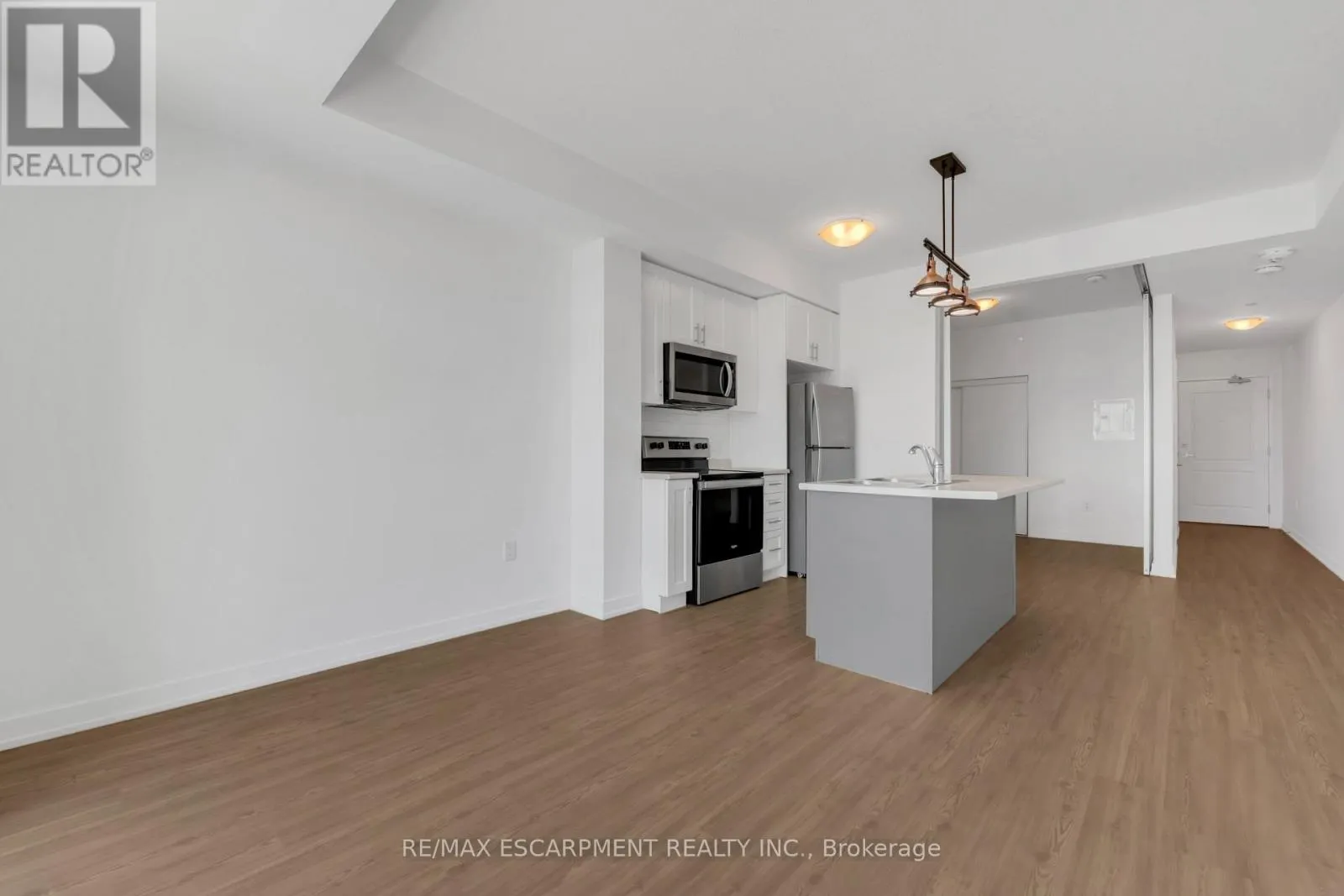 319 - 450 DUNDAS STREET