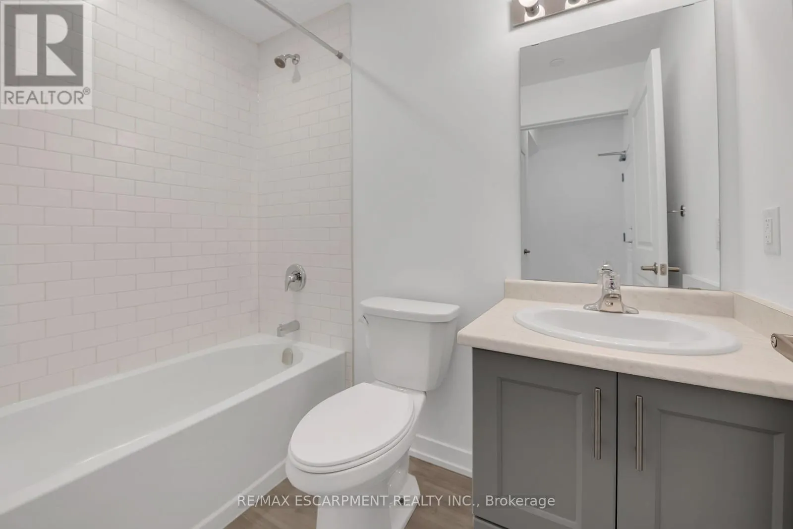 319 - 450 DUNDAS STREET
