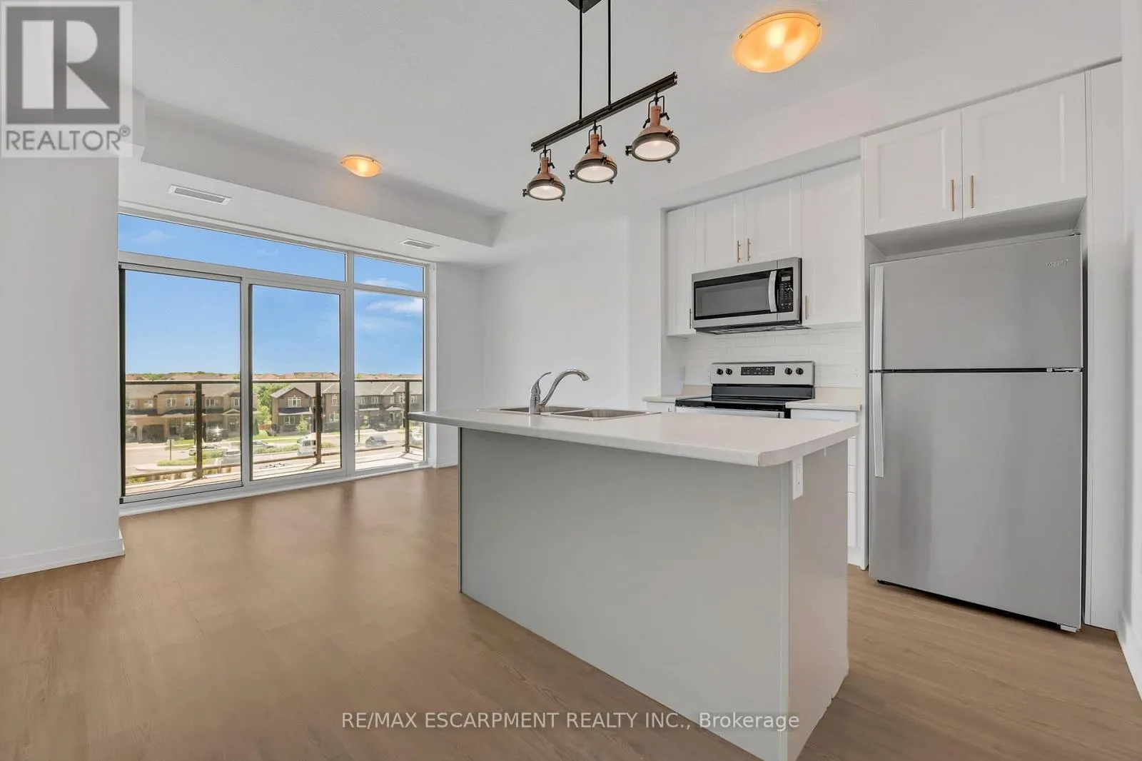 319 - 450 DUNDAS STREET
