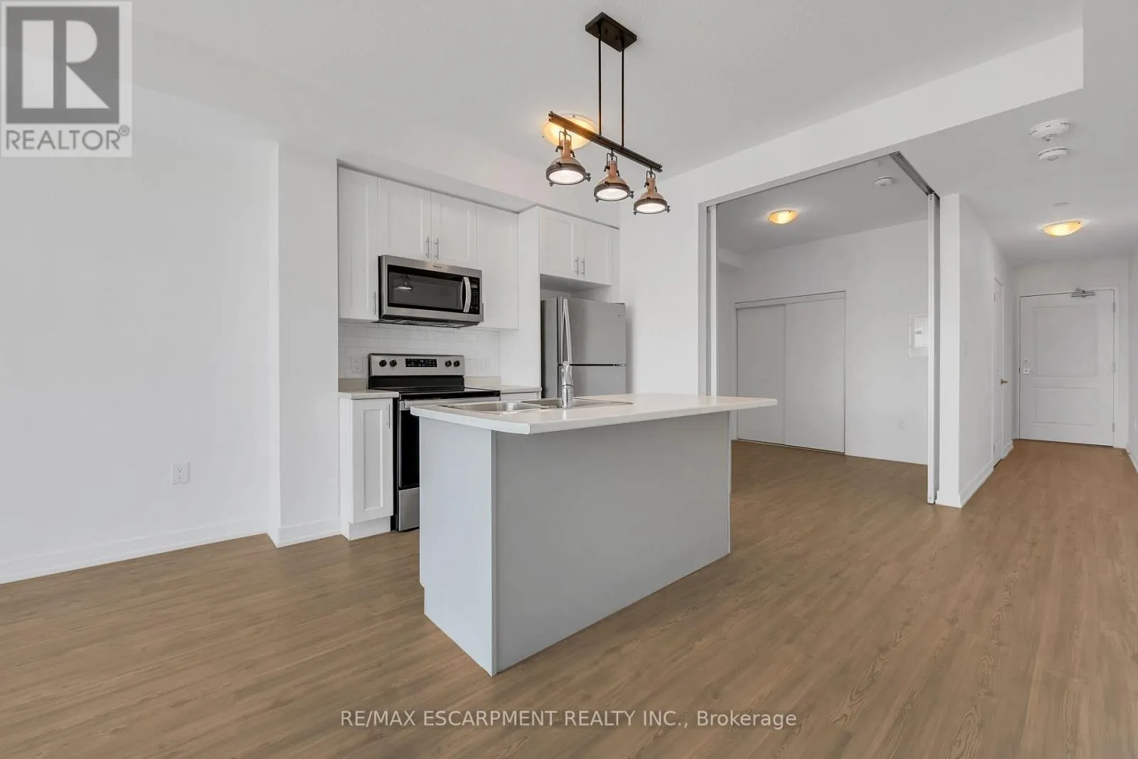 319 - 450 DUNDAS STREET