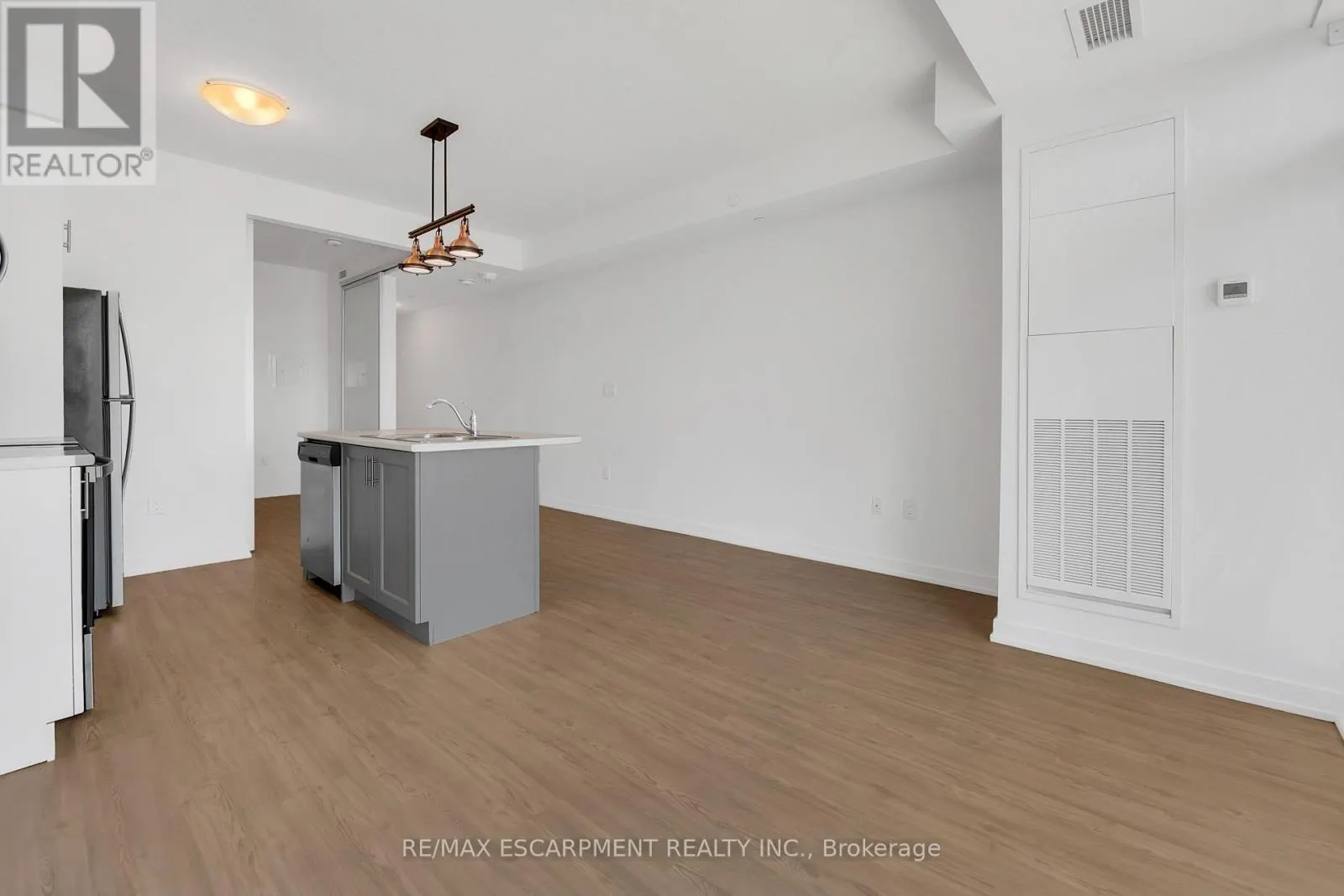 319 - 450 DUNDAS STREET