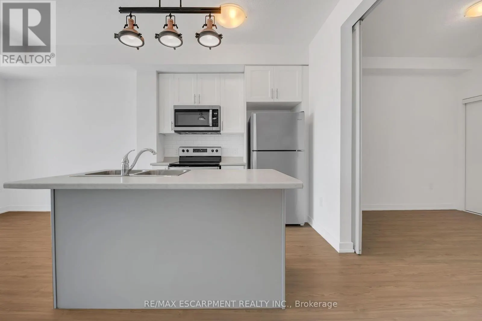 319 - 450 DUNDAS STREET
