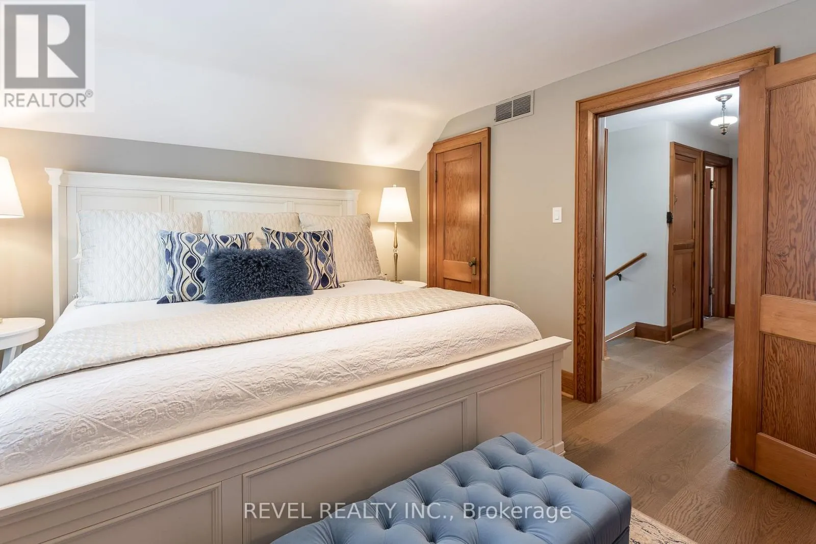 14 BOND STREET W